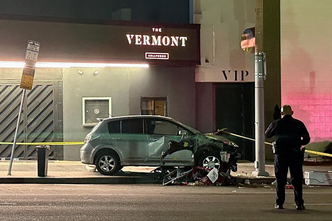 Los Angeles'ta bir araç kalabalığa daldı! Birçok yaralı var 2